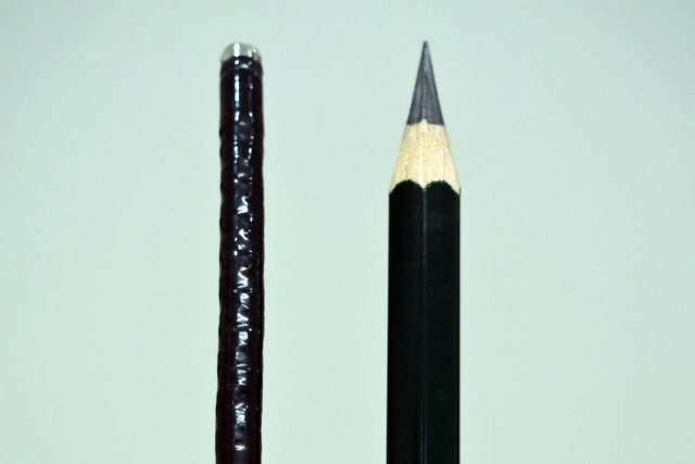 内視鏡と鉛筆